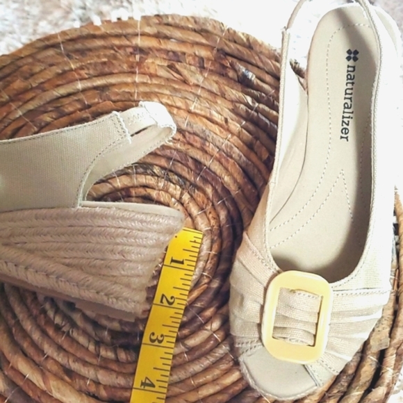 Naturalizer Sandals size 6M Excellent condition beautiful Khaki color fabric - Picture 1 of 15